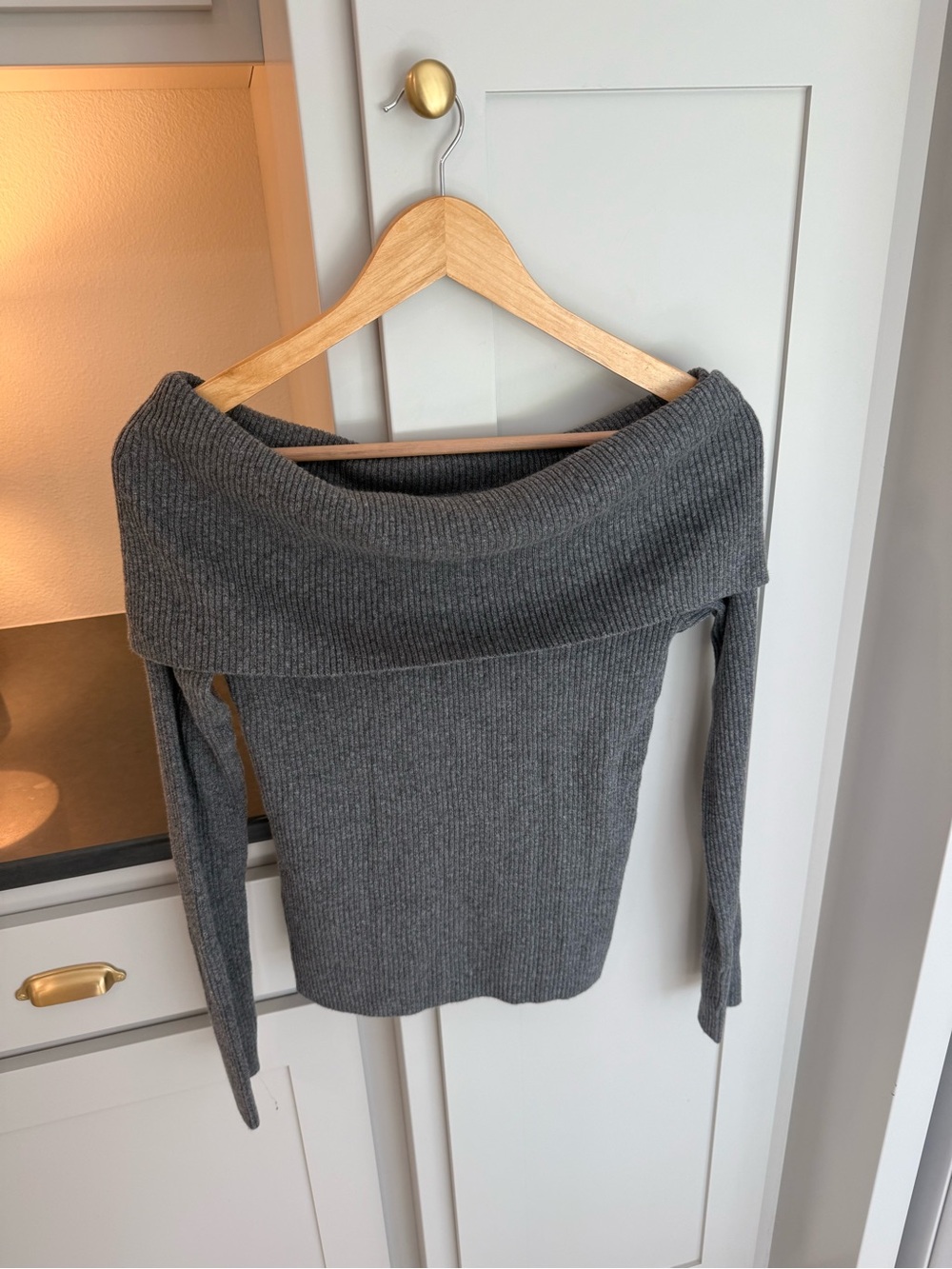 GAP women’s Charcoal Gray Off-the-Shoulder Ribbed Sweater Size M